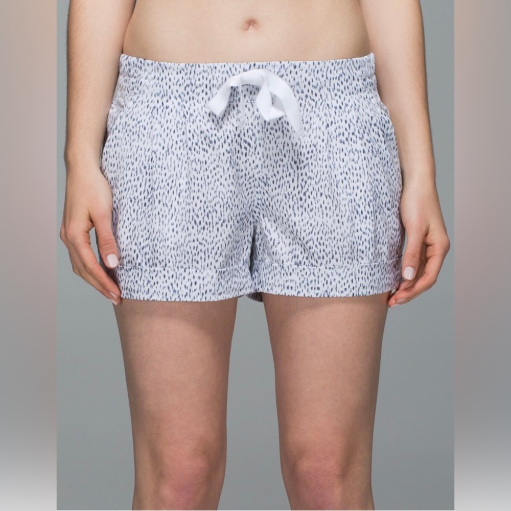 Lululemon Women’s Spring Break Away Dottie Dash White Black Shorts Size 6